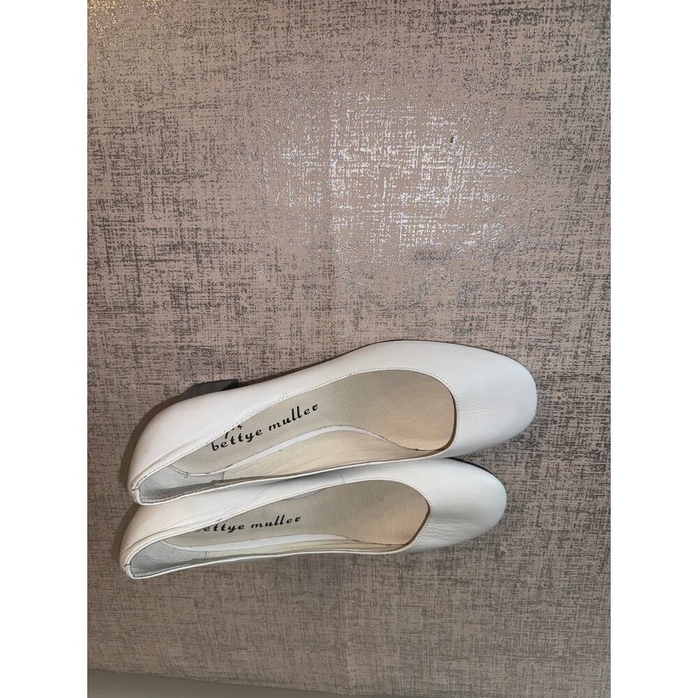 Bettye Muller White Leather Block Heel Pumps - Picture 11 of 13